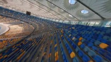 FPV uçuşu, Stadyum. Gece gündüz şehir manzarası. Yukarıdan aydınlık stadyuma kadar oyunlar ve taraftarlarla dolu bir manzara. Stadyum, Kiev, Ukrayna, Futbol stadyumu sahası, futbol arka planı, açık hava sporları 