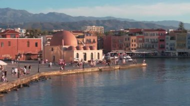 Güzel Eski şehir, Yunanistan ve en güzel manzaralı yerler - eski Chania kentinin manzaralı manzarası. Girit adası, eski Venedik limanı ve deniz fenerinin panoramik mavi saat, Seyahat Konseptleri