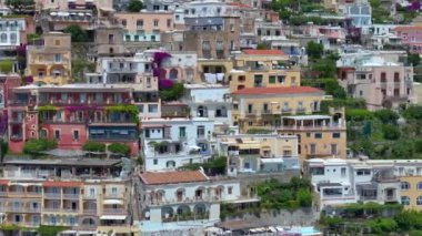 Positano, İtalya 'nın Amalfi Sahili' nde turistik bir yer. Amalfi kıyısındaki ünlü turist beldesinin havadan görünüşü. Yeşil sulu bitki örtüsü, Positano Napoli metropolitan bölgesinde bir köydür.. 