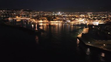 Geceleri Chania kasabası, Deniz feneri, İHA çekimi, Girit, Yunanistan, Chania 'nın muhteşem deniz feneri, Güzel Eski Şehir, Yunanistan ve en güzel manzaralı yerleri ile havadan görünüşü - eski güzel kasaba manzarası 