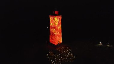 Gece Feneri Rubjerg Knude 'deki deniz fenerinde lazer ışığı gösterisi Danimarka Kuzey Denizi kıyısındaki kum tepeleri klasik tarz Danimarka, Avrupa, Danimarka' nın Güzel Peyzajları 