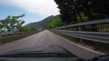 Napoli, İtalya - 2 Ağustos 2023, Amalfi Sahil yollarında araba sürerken, Positano 'nun pitoresk köyünde dar sokaklar boyunca sürerken. Avrupa 'da tatil ve seyahat kavramı. 