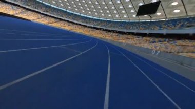 FPV uçuşu, Stadyum. Gece gündüz şehir manzarası. Yukarıdan aydınlık stadyuma kadar oyunlar ve taraftarlarla dolu bir manzara. Stadyum, Kiev, Ukrayna, Futbol stadyumu sahası, futbol arka planı, açık hava sporları 