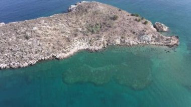 Hava aracı görüntüsü. Yazın Girit, Yunanistan 'da ünlü plaj manzarası. Libya denizinde nehir ve palmiye ağaçları olan ünlü bir sahil. Tropikal ada, Panoramik manzara Girit adasının en güzel plajları
