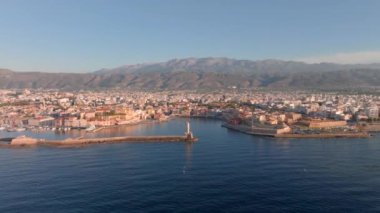 Güzel Eski şehir, Yunanistan ve en güzel manzaralı yerler - eski Chania kentinin manzaralı manzarası. Girit adası, eski Venedik limanı ve deniz fenerinin panoramik mavi saat, Seyahat Konseptleri