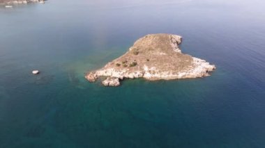 Hava aracı görüntüsü. Yazın Girit, Yunanistan 'da ünlü plaj manzarası. Libya denizinde nehir ve palmiye ağaçları olan ünlü bir sahil. Tropikal ada, Panoramik manzara Girit adasının en güzel plajları