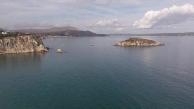 Hava aracı görüntüsü. Yazın Girit, Yunanistan 'da ünlü plaj manzarası. Libya denizinde nehir ve palmiye ağaçları olan ünlü bir sahil. Tropikal ada, Panoramik manzara Girit adasının en güzel plajları