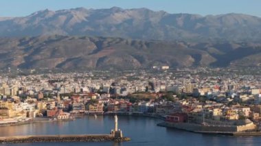Güzel Eski şehir, Yunanistan ve en güzel manzaralı yerler - eski Chania kentinin manzaralı manzarası. Girit adası, eski Venedik limanı ve deniz fenerinin panoramik mavi saat, Seyahat Konseptleri