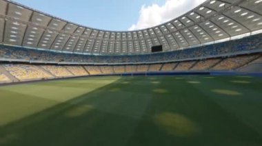 FPV uçuşu, Stadyum. Gece gündüz şehir manzarası. Yukarıdan aydınlık stadyuma kadar oyunlar ve taraftarlarla dolu bir manzara. Stadyum, Kiev, Ukrayna, Futbol stadyumu sahası, futbol arka planı, açık hava sporları 