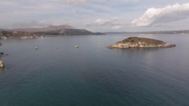 Hava aracı görüntüsü. Yazın Girit, Yunanistan 'da ünlü plaj manzarası. Libya denizinde nehir ve palmiye ağaçları olan ünlü bir sahil. Tropikal ada, Panoramik manzara Girit adasının en güzel plajları