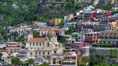 Positano, İtalya 'nın Amalfi Sahili' nde turistik bir yer. Amalfi kıyısındaki ünlü turist beldesinin havadan görünüşü. Yeşil sulu bitki örtüsü, Positano Napoli metropolitan bölgesinde bir köydür.. 