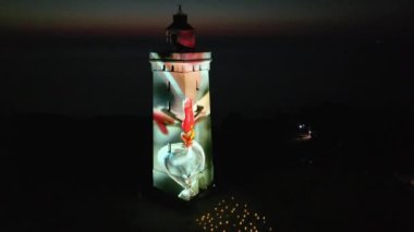 Gece Feneri Rubjerg Knude 'deki deniz fenerinde lazer ışığı gösterisi Danimarka Kuzey Denizi kıyısındaki kum tepeleri klasik tarz Danimarka, Avrupa, Danimarka' nın Güzel Peyzajları 