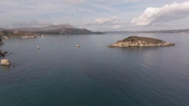Hava aracı görüntüsü. Yazın Girit, Yunanistan 'da ünlü plaj manzarası. Libya denizinde nehir ve palmiye ağaçları olan ünlü bir sahil. Tropikal ada, Panoramik manzara Girit adasının en güzel plajları