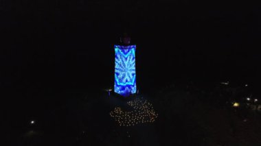Gece Feneri Rubjerg Knude 'deki deniz fenerinde lazer ışığı gösterisi Danimarka Kuzey Denizi kıyısındaki kum tepeleri klasik tarz Danimarka, Avrupa, Danimarka' nın Güzel Peyzajları 