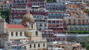 Positano, İtalya 'nın Amalfi Sahili' nde turistik bir yer. Amalfi kıyısındaki ünlü turist beldesinin havadan görünüşü. Yeşil sulu bitki örtüsü, Positano Napoli metropolitan bölgesinde bir köydür.. 