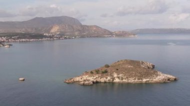 Hava aracı görüntüsü. Yazın Girit, Yunanistan 'da ünlü plaj manzarası. Libya denizinde nehir ve palmiye ağaçları olan ünlü bir sahil. Tropikal ada, Panoramik manzara Girit adasının en güzel plajları