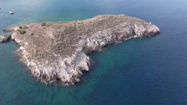 Hava aracı görüntüsü. Yazın Girit, Yunanistan 'da ünlü plaj manzarası. Libya denizinde nehir ve palmiye ağaçları olan ünlü bir sahil. Tropikal ada, Panoramik manzara Girit adasının en güzel plajları