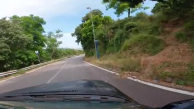 Napoli, İtalya - 2 Ağustos 2023, Amalfi Sahil yollarında araba sürerken, Positano 'nun pitoresk köyünde dar sokaklar boyunca sürerken. Avrupa 'da tatil ve seyahat kavramı. 