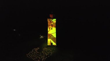 Gece Feneri Rubjerg Knude 'deki deniz fenerinde lazer ışığı gösterisi Danimarka Kuzey Denizi kıyısındaki kum tepeleri klasik tarz Danimarka, Avrupa, Danimarka' nın Güzel Peyzajları 