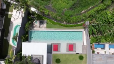 Modern yüzme havuzlu bir evin verandasının insansız hava aracı bakış açısı. Modern Sonsuzluk Havuzu Kaplamalı Taş Teras İnsansız Hava Aracı Doğrudan Görünümün Üzerinde, Modern Mimari Yeşil Enerji Lüks Havuzu ile Sonsuzluk Havuzu Evi