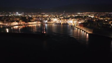 Geceleri Chania kasabası, Deniz feneri, İHA çekimi, Girit, Yunanistan, Chania 'nın muhteşem deniz feneri, Güzel Eski Şehir, Yunanistan ve en güzel manzaralı yerleri ile havadan görünüşü - eski güzel kasaba manzarası 