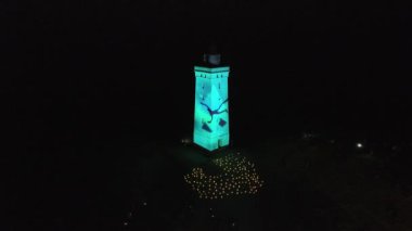 Gece Feneri Rubjerg Knude 'deki deniz fenerinde lazer ışığı gösterisi Danimarka Kuzey Denizi kıyısındaki kum tepeleri klasik tarz Danimarka, Avrupa, Danimarka' nın Güzel Peyzajları 