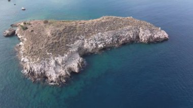 Hava aracı görüntüsü. Yazın Girit, Yunanistan 'da ünlü plaj manzarası. Libya denizinde nehir ve palmiye ağaçları olan ünlü bir sahil. Tropikal ada, Panoramik manzara Girit adasının en güzel plajları