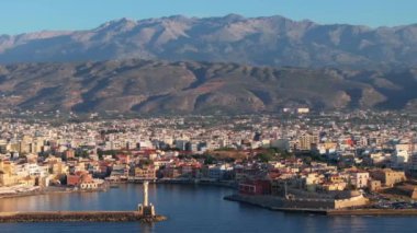 Güzel Eski şehir, Yunanistan ve en güzel manzaralı yerler - eski Chania kentinin manzaralı manzarası. Girit adası, eski Venedik limanı ve deniz fenerinin panoramik mavi saat, Seyahat Konseptleri