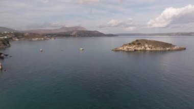 Hava aracı görüntüsü. Yazın Girit, Yunanistan 'da ünlü plaj manzarası. Libya denizinde nehir ve palmiye ağaçları olan ünlü bir sahil. Tropikal ada, Panoramik manzara Girit adasının en güzel plajları