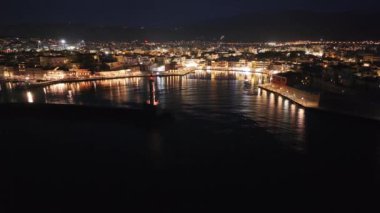 Geceleri Chania kasabası, Deniz feneri, İHA çekimi, Girit, Yunanistan, Chania 'nın muhteşem deniz feneri, Güzel Eski Şehir, Yunanistan ve en güzel manzaralı yerleri ile havadan görünüşü - eski güzel kasaba manzarası 