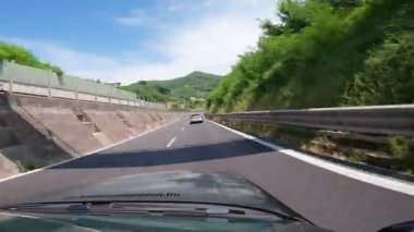 Napoli, İtalya - 2 Ağustos 2023, Amalfi Sahil yollarında araba sürerken, Positano 'nun pitoresk köyünde dar sokaklar boyunca sürerken. Avrupa 'da tatil ve seyahat kavramı. 