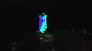 Gece Feneri Rubjerg Knude 'deki deniz fenerinde lazer ışığı gösterisi Danimarka Kuzey Denizi kıyısındaki kum tepeleri klasik tarz Danimarka, Avrupa, Danimarka' nın Güzel Peyzajları 