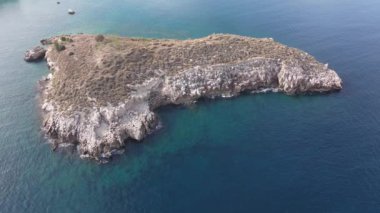 Hava aracı görüntüsü. Yazın Girit, Yunanistan 'da ünlü plaj manzarası. Libya denizinde nehir ve palmiye ağaçları olan ünlü bir sahil. Tropikal ada, Panoramik manzara Girit adasının en güzel plajları