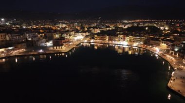 Geceleri Chania kasabası, Deniz feneri, İHA çekimi, Girit, Yunanistan, Chania 'nın muhteşem deniz feneri, Güzel Eski Şehir, Yunanistan ve en güzel manzaralı yerleri ile havadan görünüşü - eski güzel kasaba manzarası 
