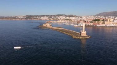Güzel Eski şehir, Yunanistan ve en güzel manzaralı yerler - eski Chania kentinin manzaralı manzarası. Girit adası, eski Venedik limanı ve deniz fenerinin panoramik mavi saat, Seyahat Konseptleri