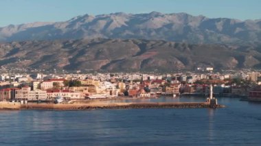 Güzel Eski şehir, Yunanistan ve en güzel manzaralı yerler - eski Chania kentinin manzaralı manzarası. Girit adası, eski Venedik limanı ve deniz fenerinin panoramik mavi saat, Seyahat Konseptleri