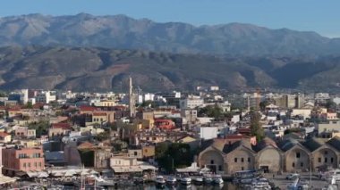 Güzel Eski şehir, Yunanistan ve en güzel manzaralı yerler - eski Chania kentinin manzaralı manzarası. Girit adası, eski Venedik limanı ve deniz fenerinin panoramik mavi saat, Seyahat Konseptleri