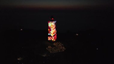 Gece Feneri Rubjerg Knude 'deki deniz fenerinde lazer ışığı gösterisi Danimarka Kuzey Denizi kıyısındaki kum tepeleri klasik tarz Danimarka, Avrupa, Danimarka' nın Güzel Peyzajları 