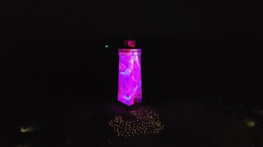 Gece Feneri Rubjerg Knude 'deki deniz fenerinde lazer ışığı gösterisi Danimarka Kuzey Denizi kıyısındaki kum tepeleri klasik tarz Danimarka, Avrupa, Danimarka' nın Güzel Peyzajları 