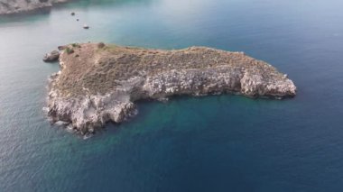 Hava aracı görüntüsü. Yazın Girit, Yunanistan 'da ünlü plaj manzarası. Libya denizinde nehir ve palmiye ağaçları olan ünlü bir sahil. Tropikal ada, Panoramik manzara Girit adasının en güzel plajları