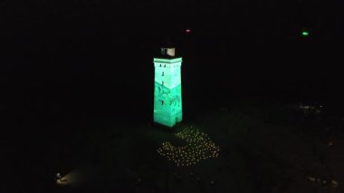 Gece Feneri Rubjerg Knude 'deki deniz fenerinde lazer ışığı gösterisi Danimarka Kuzey Denizi kıyısındaki kum tepeleri klasik tarz Danimarka, Avrupa, Danimarka' nın Güzel Peyzajları 
