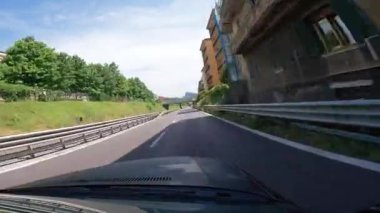 Napoli, İtalya - 2 Ağustos 2023, Amalfi Sahil yollarında araba sürerken, Positano 'nun pitoresk köyünde dar sokaklar boyunca sürerken. Avrupa 'da tatil ve seyahat kavramı. 