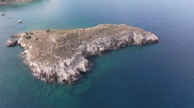 Hava aracı görüntüsü. Yazın Girit, Yunanistan 'da ünlü plaj manzarası. Libya denizinde nehir ve palmiye ağaçları olan ünlü bir sahil. Tropikal ada, Panoramik manzara Girit adasının en güzel plajları