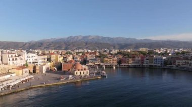 Güzel Eski şehir, Yunanistan ve en güzel manzaralı yerler - eski Chania kentinin manzaralı manzarası. Girit adası, eski Venedik limanı ve deniz fenerinin panoramik mavi saat, Seyahat Konseptleri