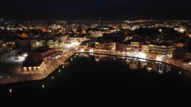 Geceleri Chania kasabası, Deniz feneri, İHA çekimi, Girit, Yunanistan, Chania 'nın muhteşem deniz feneri, Güzel Eski Şehir, Yunanistan ve en güzel manzaralı yerleri ile havadan görünüşü - eski güzel kasaba manzarası 