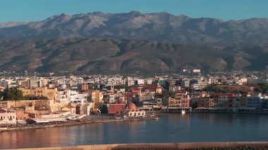 Güzel Eski şehir, Yunanistan ve en güzel manzaralı yerler - eski Chania kentinin manzaralı manzarası. Girit adası, eski Venedik limanı ve deniz fenerinin panoramik mavi saat, Seyahat Konseptleri