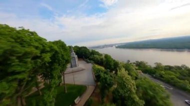 KIEV, Ukrayna - 19 Nisan 2021: FPV drone, Reunion Arch, Kyiv: Halkların Dostluk Kemeri ve Volodymyr Tepesi köprüsü. Kiev 'deki parkın ve yaya köprüsünün manzarası. Parktaki insanlar ve yeşil ağaçlar. 