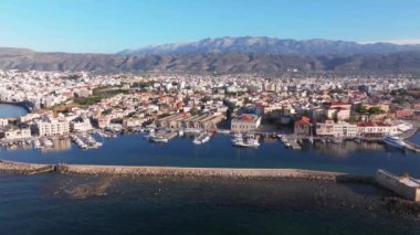 Güzel Eski şehir, Yunanistan ve en güzel manzaralı yerler - eski Chania kentinin manzaralı manzarası. Girit adası, eski Venedik limanı ve deniz fenerinin panoramik mavi saat, Seyahat Konseptleri