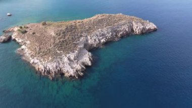 Hava aracı görüntüsü. Yazın Girit, Yunanistan 'da ünlü plaj manzarası. Libya denizinde nehir ve palmiye ağaçları olan ünlü bir sahil. Tropikal ada, Panoramik manzara Girit adasının en güzel plajları
