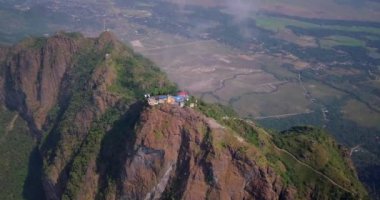 Hava aracı videosu, gün batımında Vietnam 'ın dağları ve pirinç tarlaları. Bereketli yeşil yağmur ormanları şafak vakti sisli dağlarla kaplı Karst Dağları Kedi Ba Adası, Halong Körfezi, Vietnam